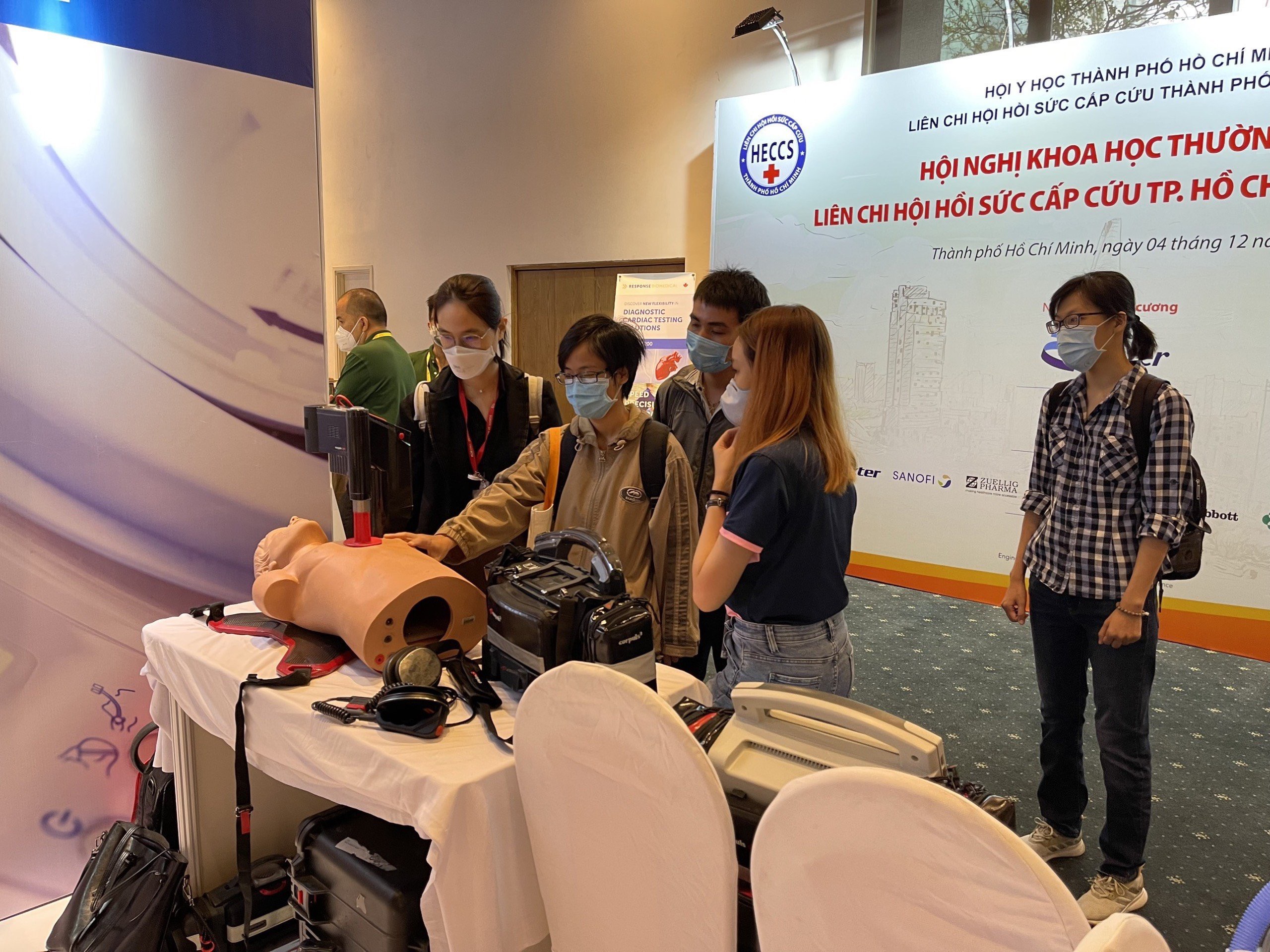 Gian hàng DMED tại hội nghị hồi sức cấp cứu TP.HCM - hình 2
