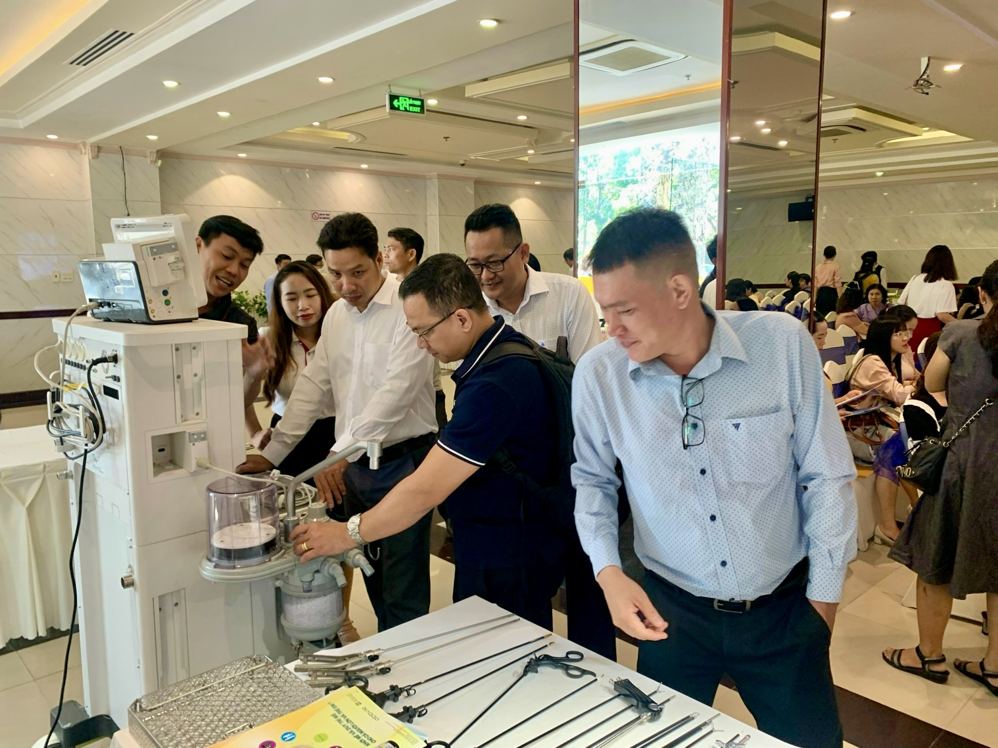 Khách hàng tham quan giải pháp phòng mổ Mindray tại gian hàng DMED Cần Thơ - hình 3