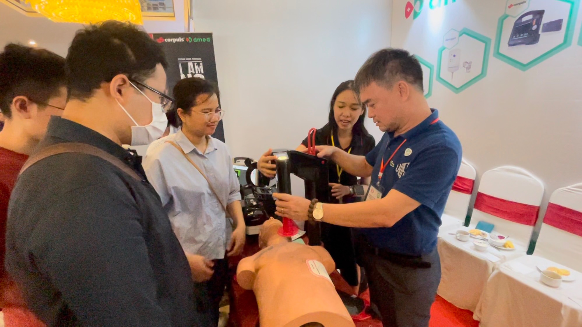Gian hàng triển lãm sản phẩm DMED tại hội nghị - hình 2