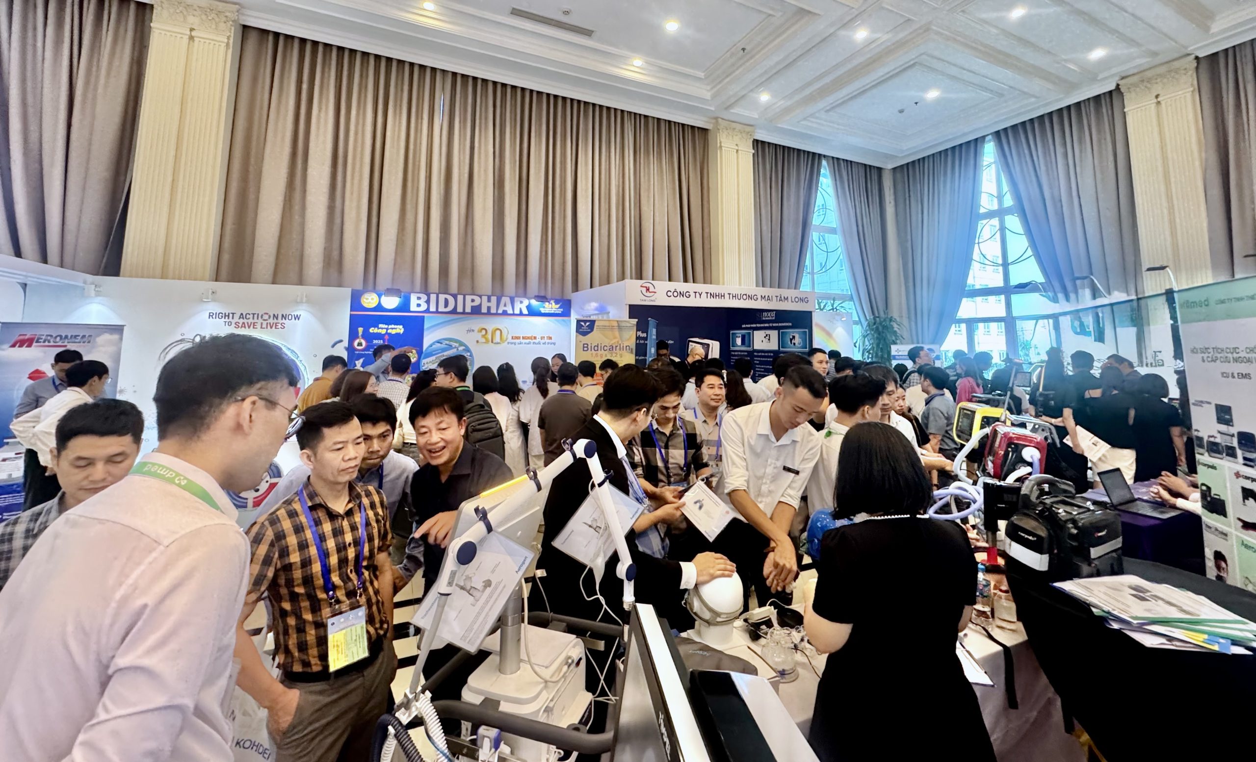 Đội ngũ DMED đón tiếp khách tại triển lãm — hình 6