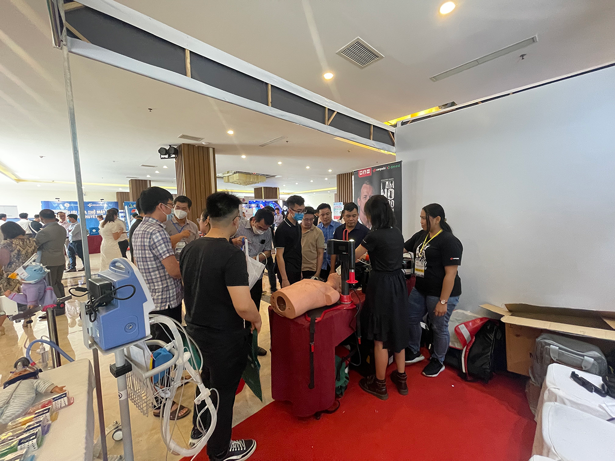 Khách hàng trải nghiệm và trao đổi tại gian hàng DMED - hình 3