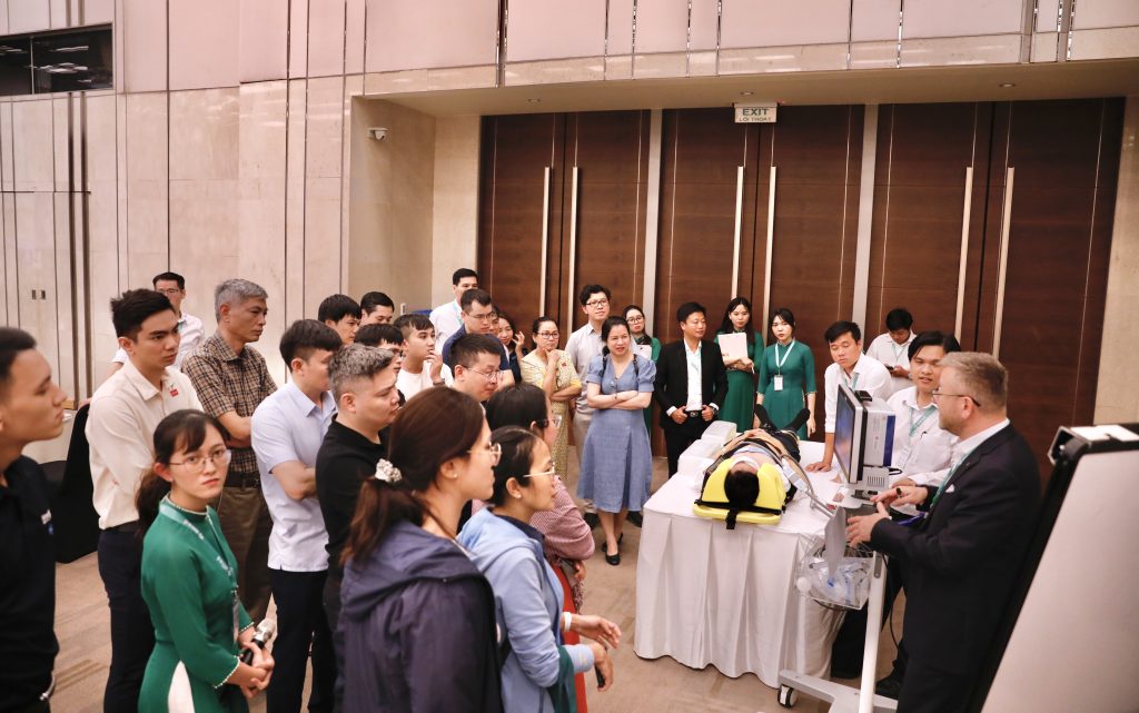 Bác sĩ thực hành trên hệ thống EIT tại sự kiện - hình 2
