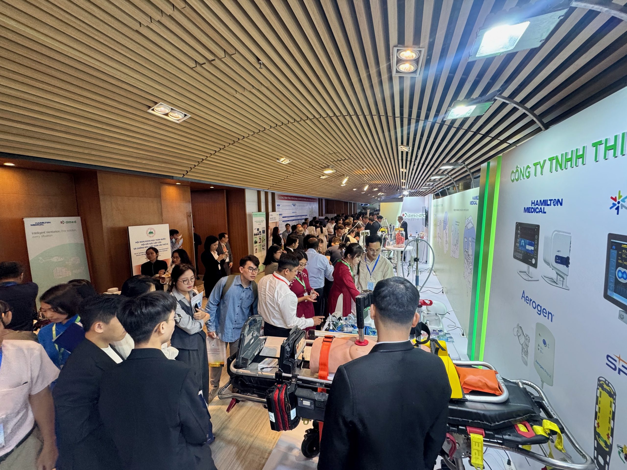 Chuyên gia tham quan booth — hình 18B