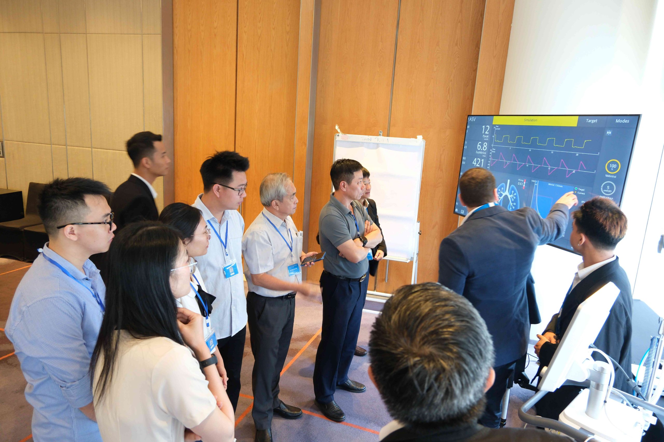 Experts and physicians in discussion — photo 15