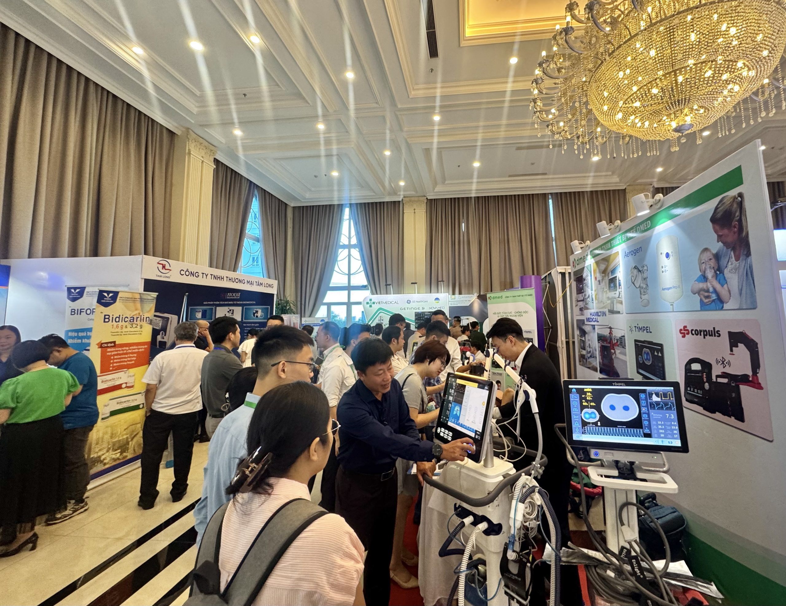 Khách tham quan và chuyên gia tại booth DMED — hình 2